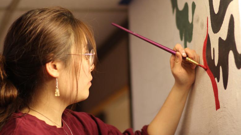 22岁的汉娜·康(Hannah Kang)是受委托在皮特大厅公共区域绘制壁画的四名学生艺术家之一. 项目，创建和管理...