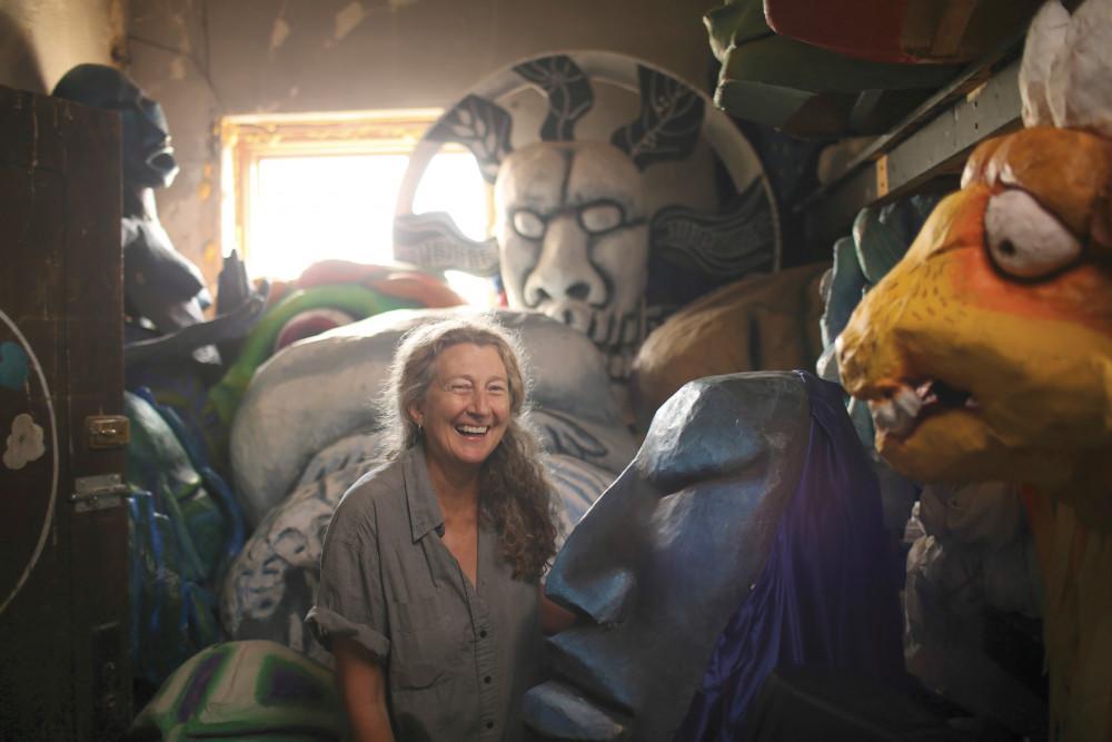 75年的桑迪·斯皮勒在阁楼上在《真人国际菠菜》里存放木偶档案.