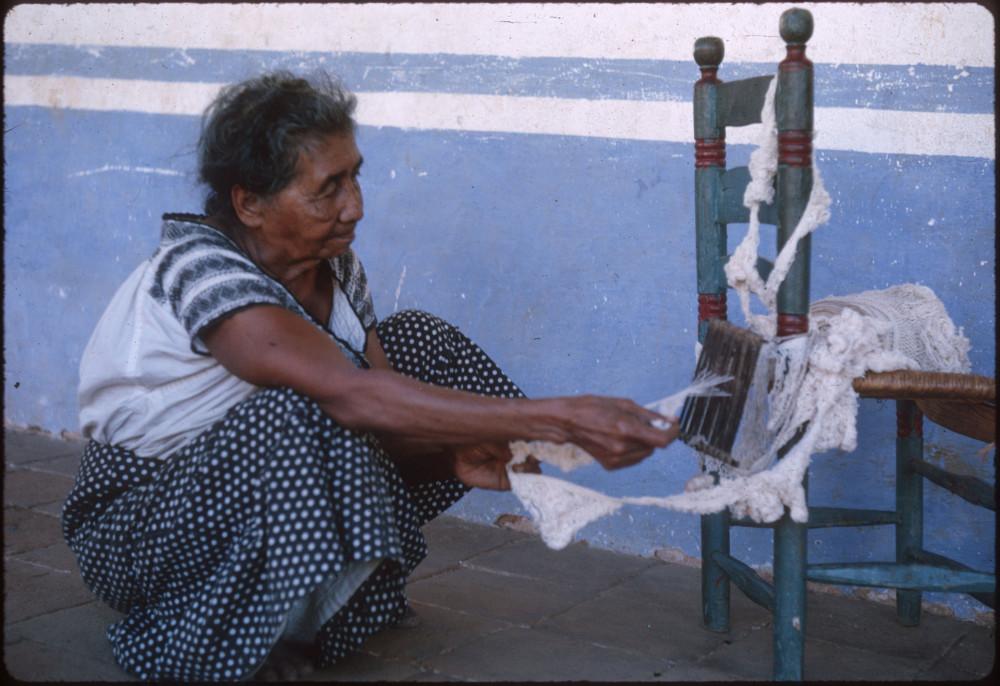 Odona Valentín使用一种特殊的织布机来编织流苏. 布里斯托尔于1966年在瓦哈卡州拍摄了这张照片.