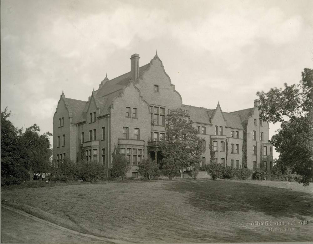 埃默森大厅，在校园的北部边缘，是埃塞尔·伯德的家从1901年到1905年...
