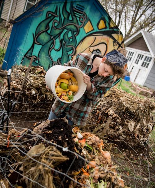 17岁的妮可·弗雷德里克斯(Nicole 弗雷德里克斯)是2017年夏季的一名园艺工人，她说她现在认为堆肥是最酷的...