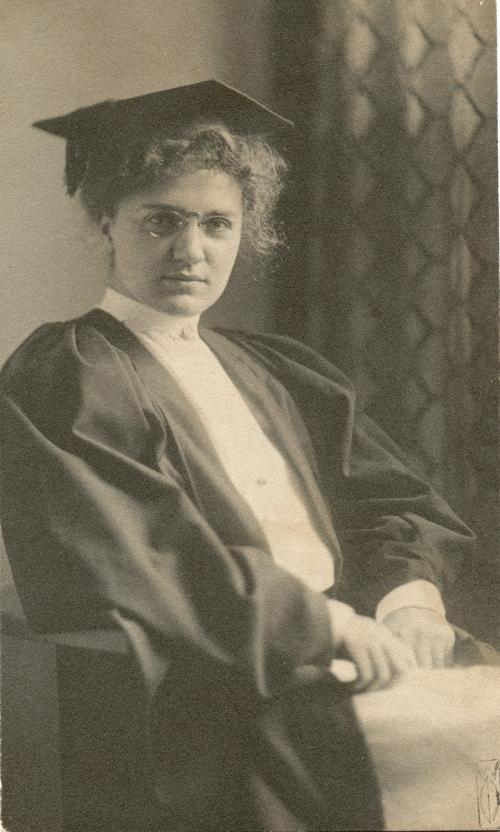 埃塞尔·伯德是1905届的学生，她每周给父母写五封生动的信.