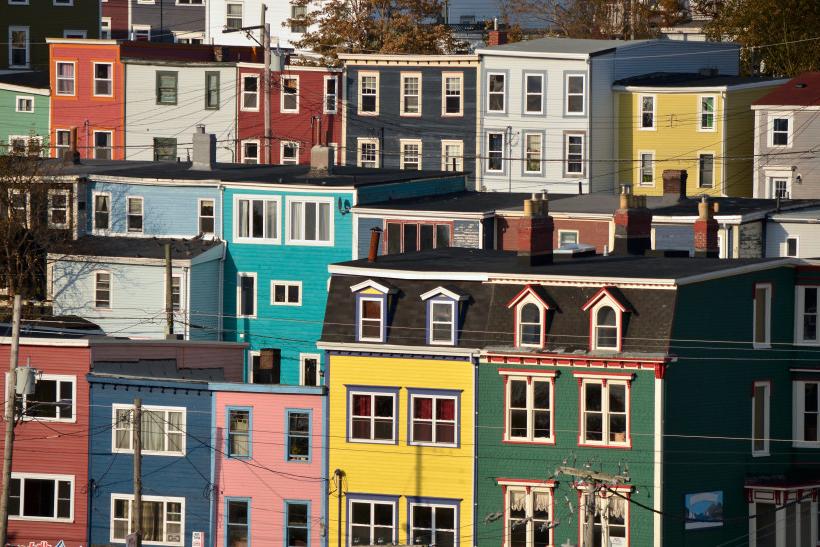 St. 加拿大纽芬兰是一个美丽的城市! 这些房子都漆成醒目的颜色. 一个游览的好地方.